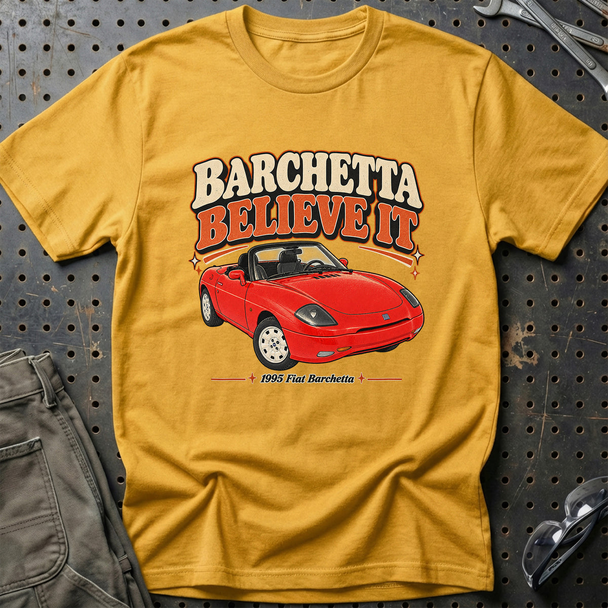 
Fiat Barchetta 1995 – Barchetta Believe It T-Shirt – Guld