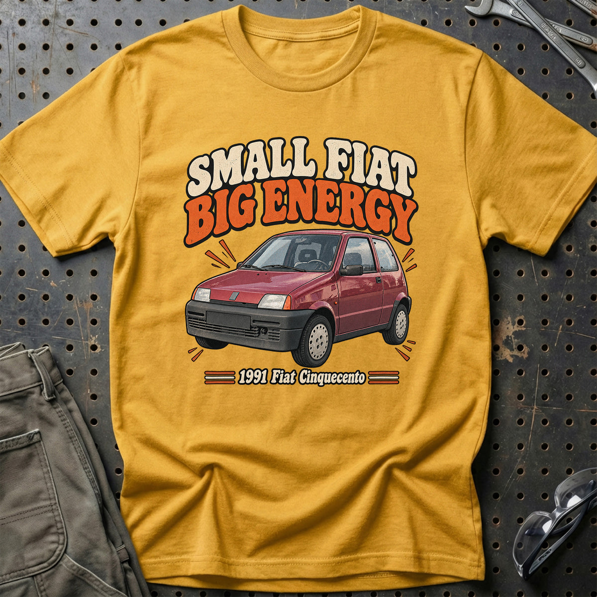 
Fiat Cinquecento 1991 – Small Fiat Big Energy T-Shirt – Guld