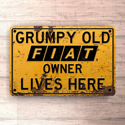 Fiat Grumpy Old Fiat Owner Lives Here Skilte, Musemåtte, Dørmåtte-Skilte-Fiat-Garage Culture Shop- garage - man cave - merchandise