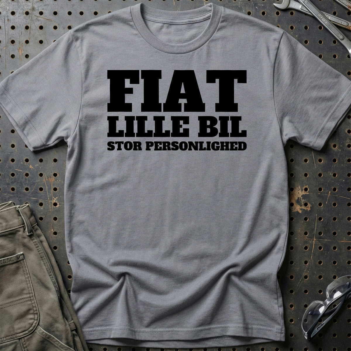 
Produktbillede af Fiat – Lille Bil – Stor Personlighed T-Shirt
