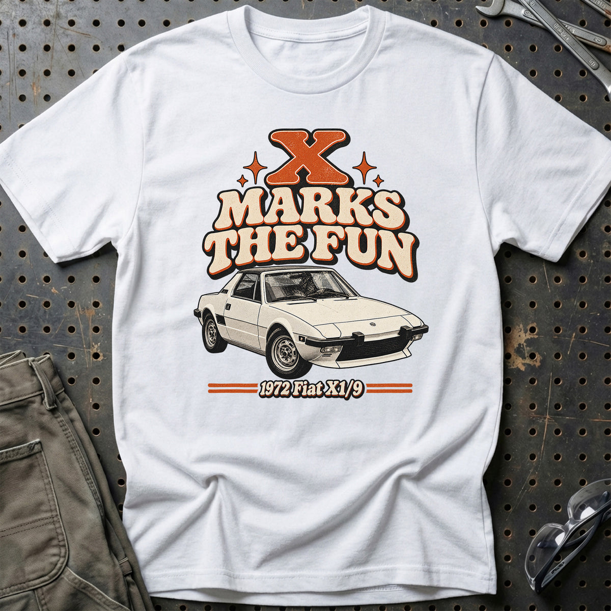 
Fiat X1/9 1972 – X Marks the Fun T-Shirt – Hvid