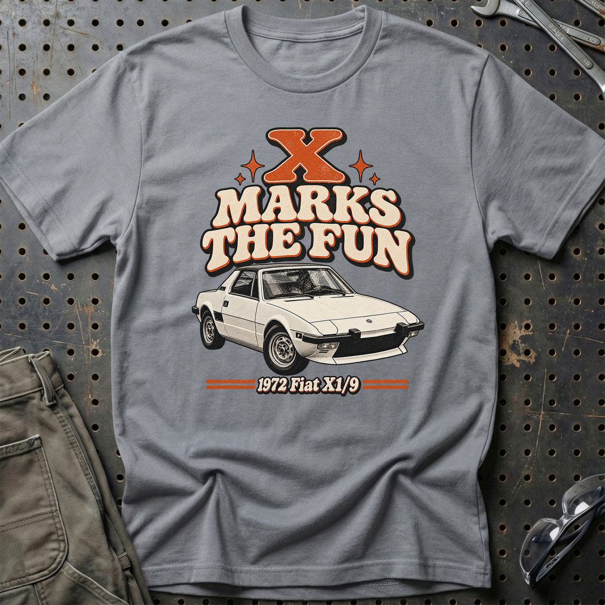 
Fiat X1/9 1972 – X Marks the Fun T-Shirt – Grå Sport