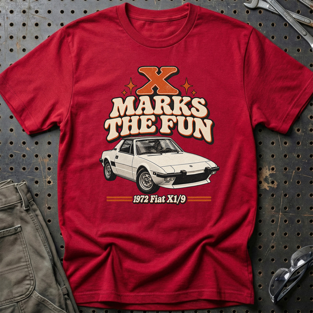 
Fiat X1/9 1972 – X Marks the Fun T-Shirt – Rød