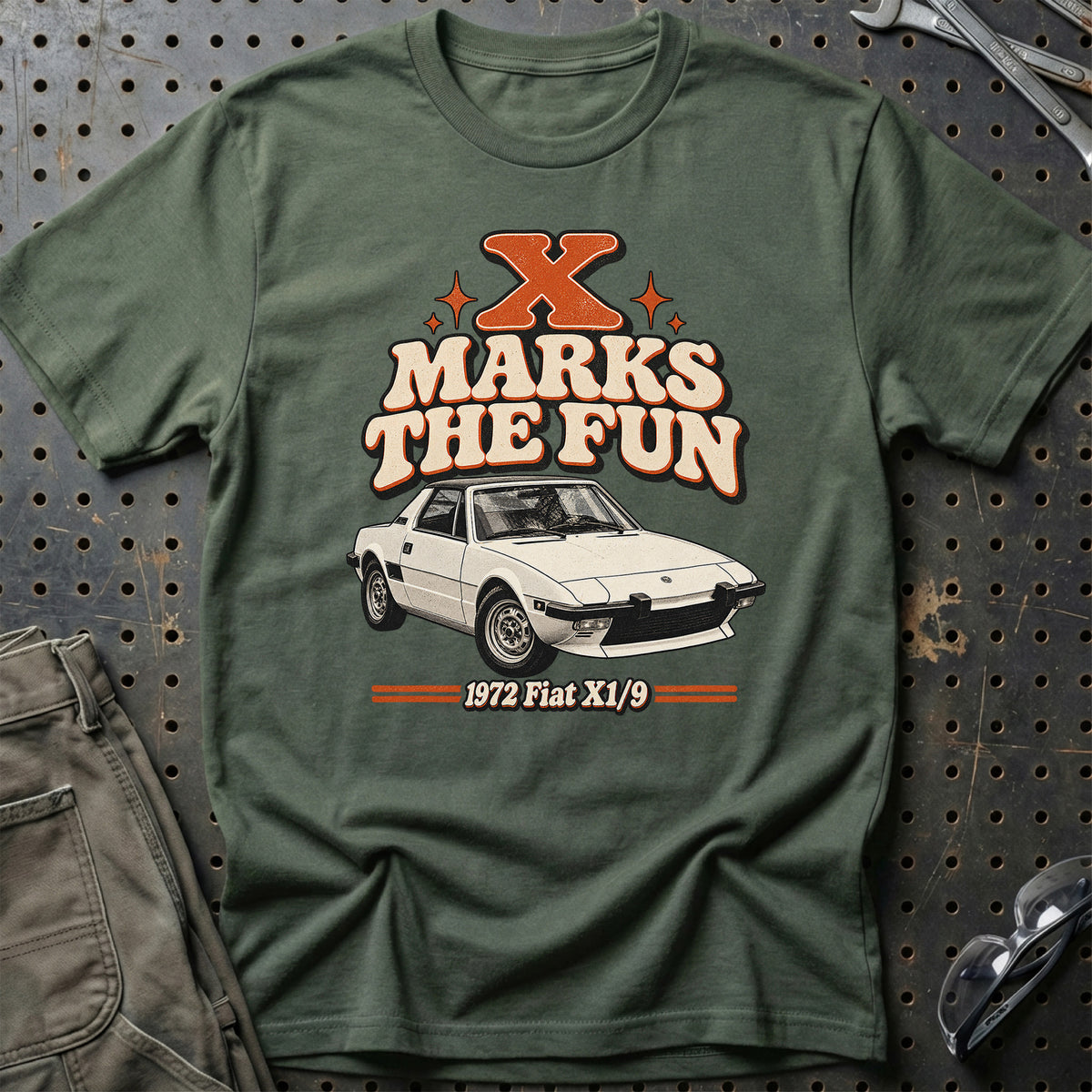 
Fiat X1/9 1972 – X Marks the Fun T-Shirt – Grøn Militær