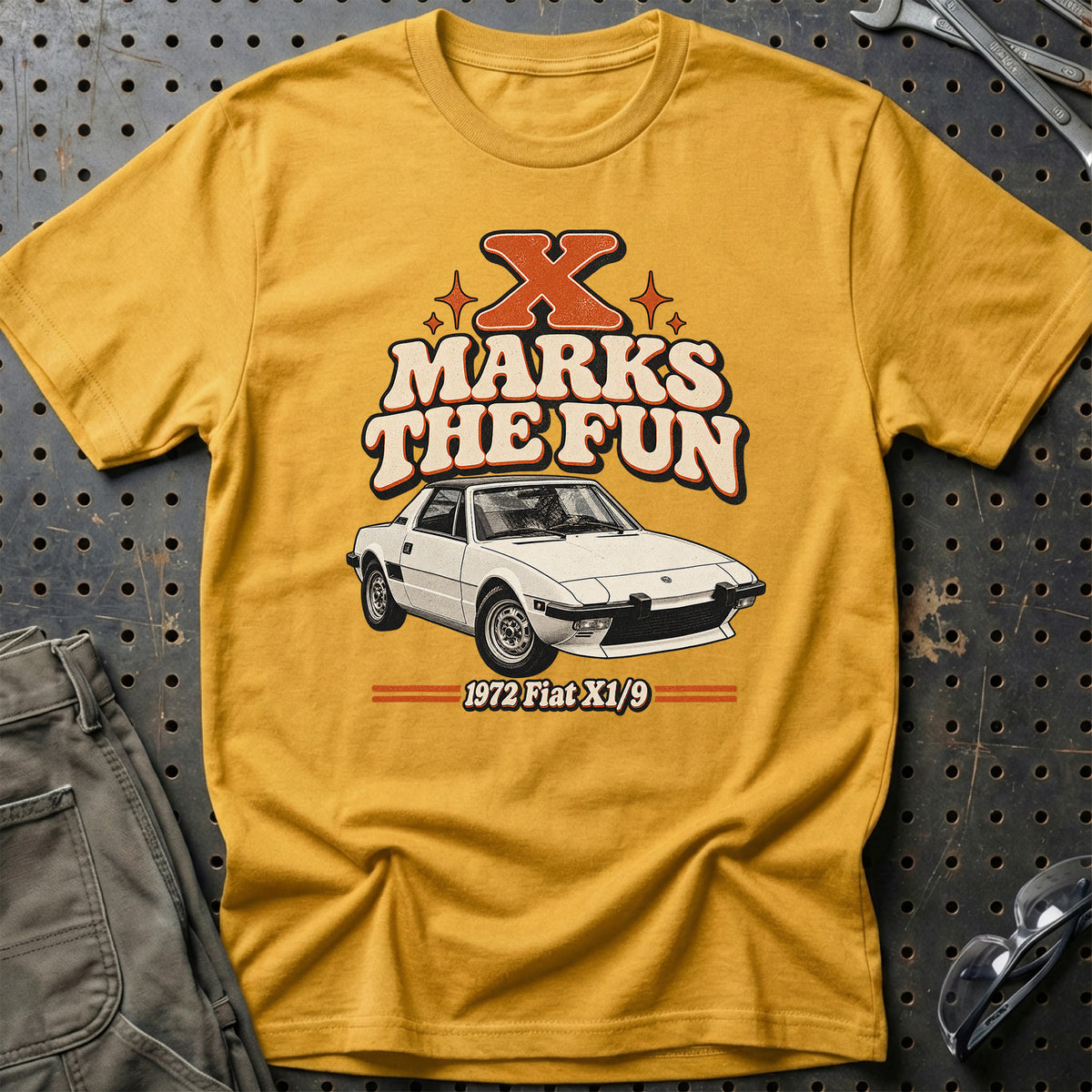 
Fiat X1/9 1972 – X Marks the Fun T-Shirt – Guld