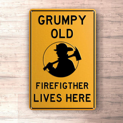 Firefighter Grumpy Old Firefighter Lives Here Skilte, Musemåtte, Dørmåtte , Plakat-Parking skilte-Firefighter-Garage Culture Shop- garage - man cave - merchandise