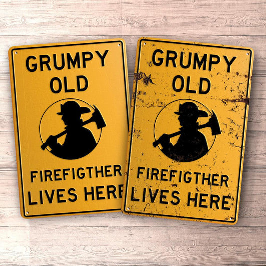 Firefighter Grumpy Old Firefighter Lives Here Skilte, Musemåtte, Dørmåtte , Plakat-Parking skilte-Firefighter-Garage Culture Shop- garage - man cave - merchandise