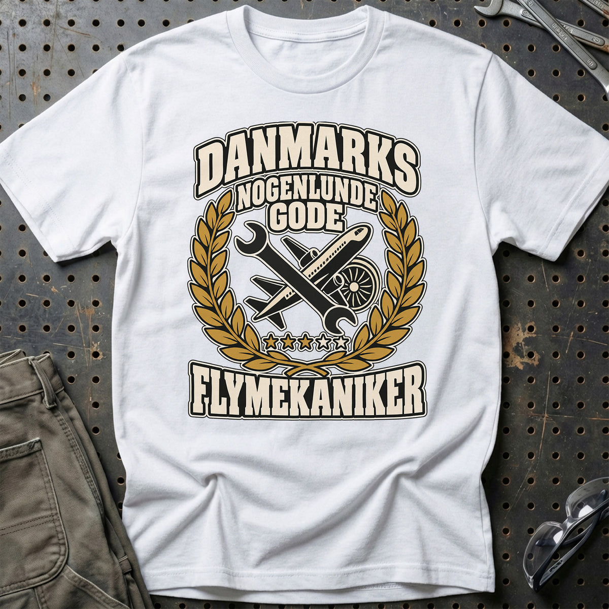 
Flymekaniker – Danmarks Nogenlunde Gode T-Shirt – Hvid