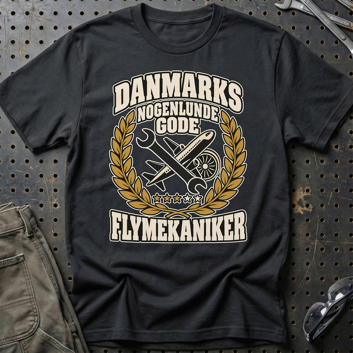 
Flymekaniker – Danmarks Nogenlunde Gode T-Shirt – Sort