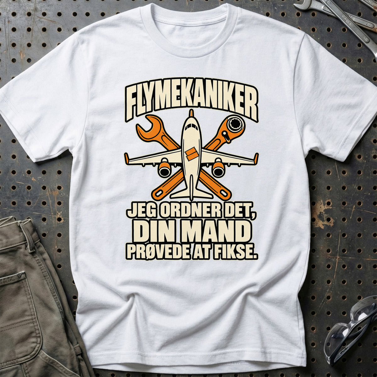 
Flymekaniker – Jeg Ordner Det, Din Mand Prøvede at Fikse T-Shirt – Hvid