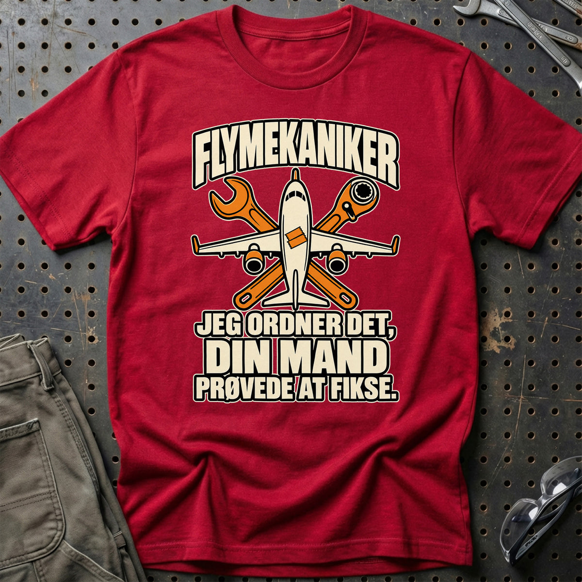 
Flymekaniker – Jeg Ordner Det, Din Mand Prøvede at Fikse T-Shirt – Rød