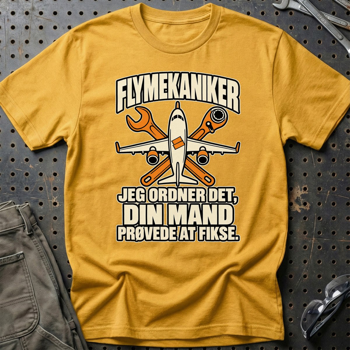 
Flymekaniker – Jeg Ordner Det, Din Mand Prøvede at Fikse T-Shirt – Guld