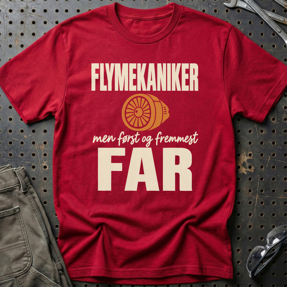 
Flymekaniker – Men Først og Fremmest Far T-Shirt – Rød