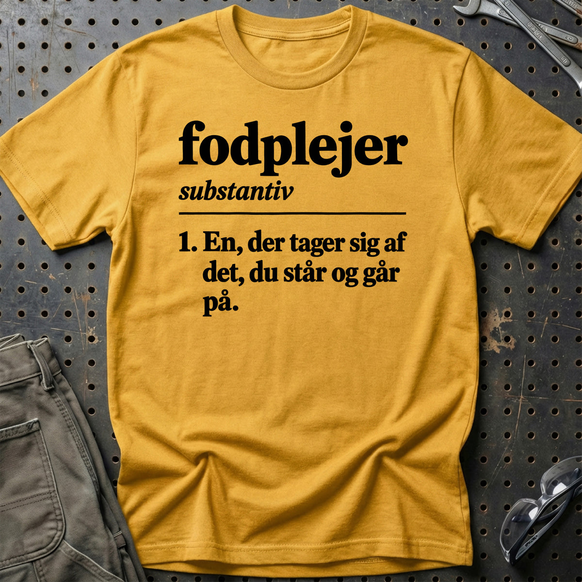 
Fodplejer – Definition T-Shirt – Guld