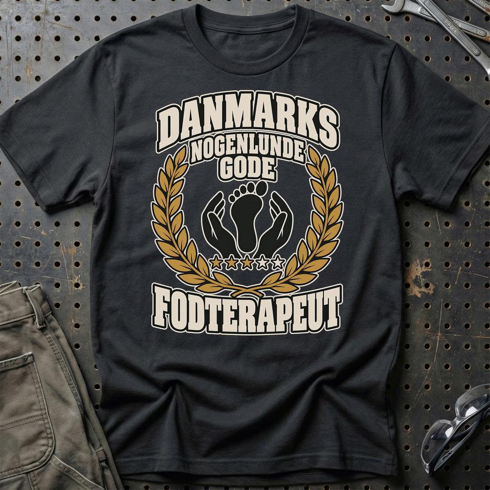 Fodterapeut – Danmarks Nogenlunde Gode T-Shirt-Beklædning-Garage Culture-Sort-S-Garage Culture Shop- garage - man cave - merchandise
