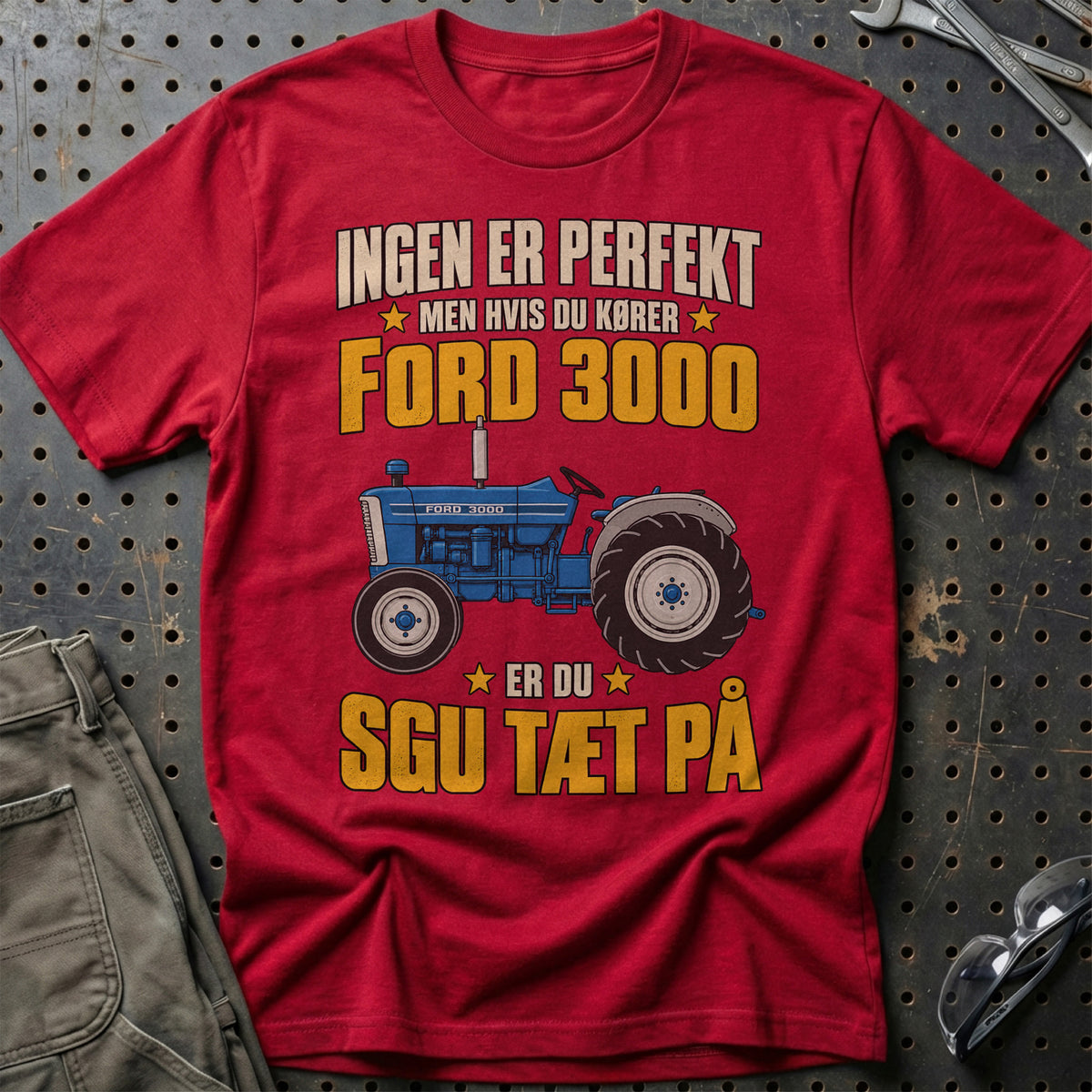 Ford 3000 – Ingen Er Perfekt T-Shirt-Beklædning-Ford-Rød-S-Garage Culture Shop- garage - man cave - merchandise