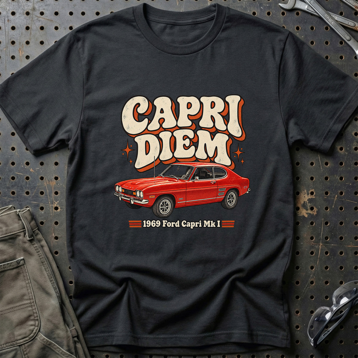 
Ford Capri Mk I 1969 – Capri Diem T-Shirt – Sort