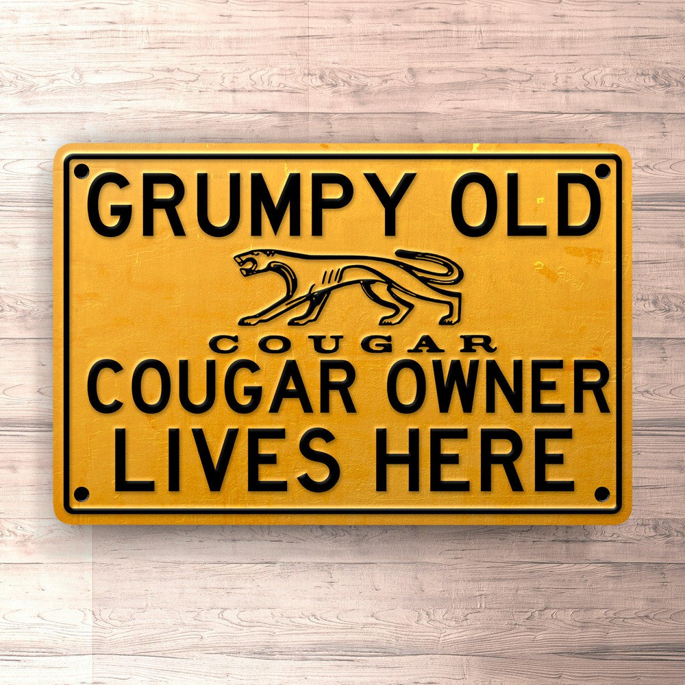 Ford Cougar Grumpy Old Cougar Owner Lives Here Skilte, Musemåtte, Dørmåtte-Skilte-Ford-Garage Culture Shop- garage - man cave - merchandise