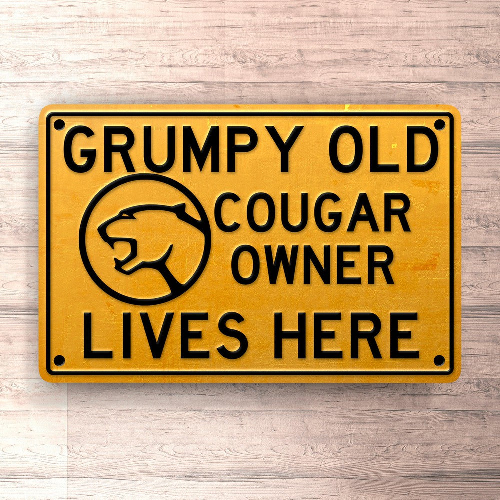 Ford Cougar Grumpy Old Cougar Owner Lives Here Skilte, Musemåtte, Dørmåtte-Skilte-Ford-Garage Culture Shop- garage - man cave - merchandise