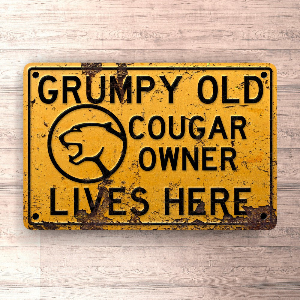 Ford Cougar Grumpy Old Cougar Owner Lives Here Skilte, Musemåtte, Dørmåtte-Skilte-Ford-Garage Culture Shop- garage - man cave - merchandise