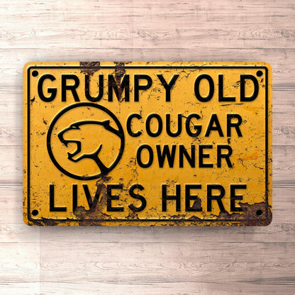 Ford Cougar Grumpy Old Cougar Owner Lives Here Skilte, Musemåtte, Dørmåtte-Skilte-Ford-Garage Culture Shop- garage - man cave - merchandise