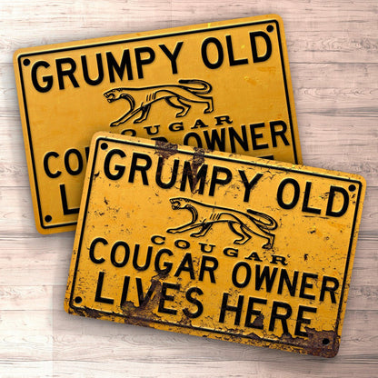 Ford Cougar Grumpy Old Cougar Owner Lives Here Skilte, Musemåtte, Dørmåtte , Plakat-Skilte-Ford-Garage Culture Shop- garage - man cave - merchandise