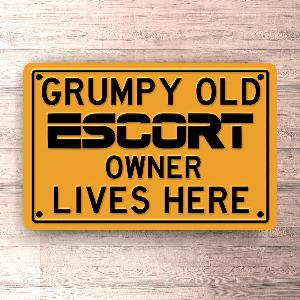 Ford Escort Grumpy Old Ford Escort Owner Lives Here Skilte, Musemåtte, Dørmåtte-Skilte-Ford-Garage Culture Shop- garage - man cave - merchandise