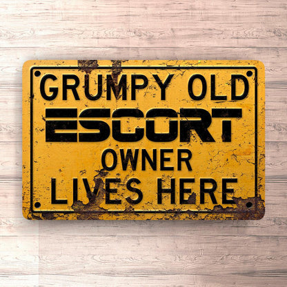 Ford Escort Grumpy Old Ford Escort Owner Lives Here Skilte, Musemåtte, Dørmåtte-Skilte-Ford-Garage Culture Shop- garage - man cave - merchandise