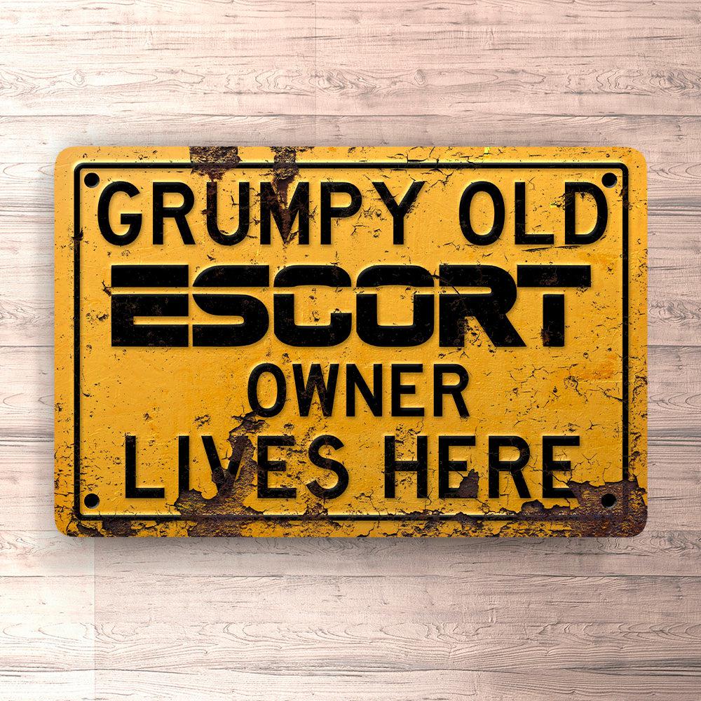Ford Escort Grumpy Old Ford Escort Owner Lives Here Skilte, Musemåtte, Dørmåtte , Plakat-Skilte-Ford-Garage Culture Shop- garage - man cave - merchandise