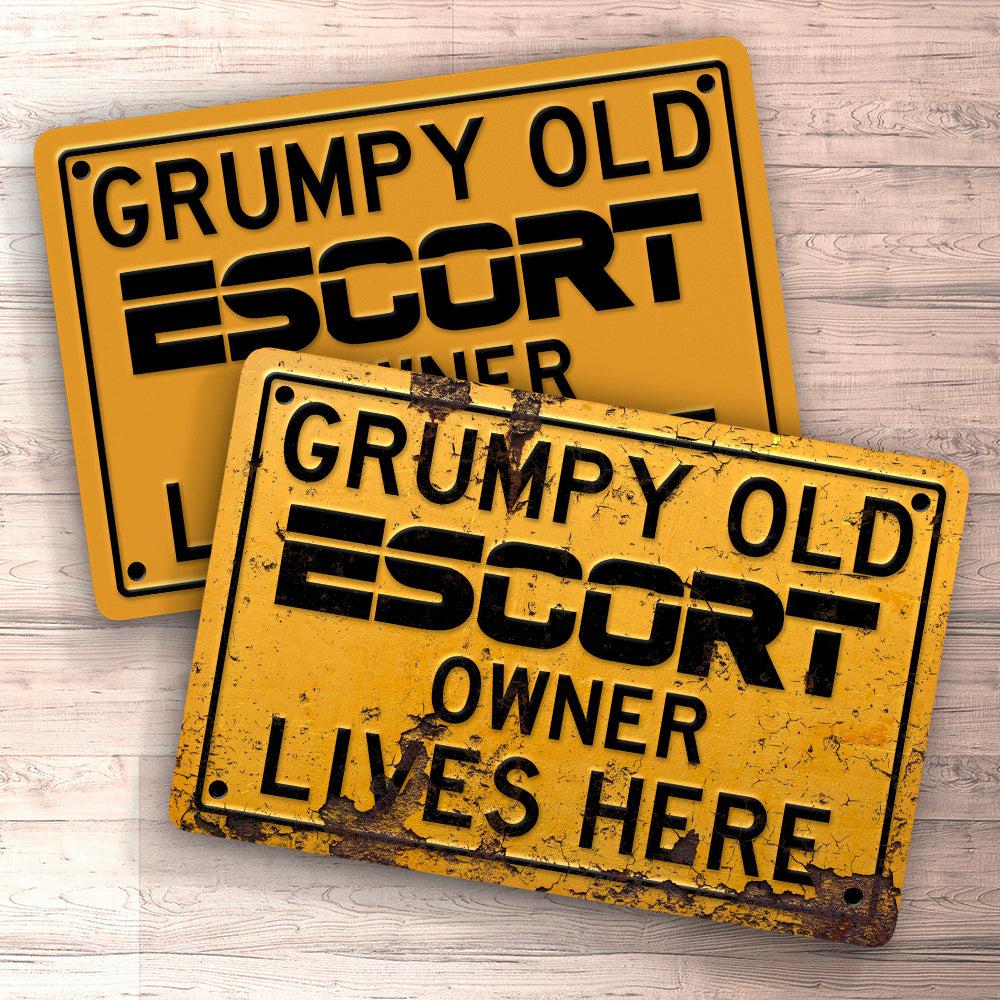 Ford Escort Grumpy Old Ford Escort Owner Lives Here Skilte, Musemåtte, Dørmåtte , Plakat-Skilte-Ford-Garage Culture Shop- garage - man cave - merchandise