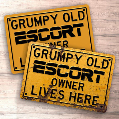 Ford Escort Grumpy Old Ford Escort Owner Lives Here Skilte, Musemåtte, Dørmåtte , Plakat-Skilte-Ford-Garage Culture Shop- garage - man cave - merchandise