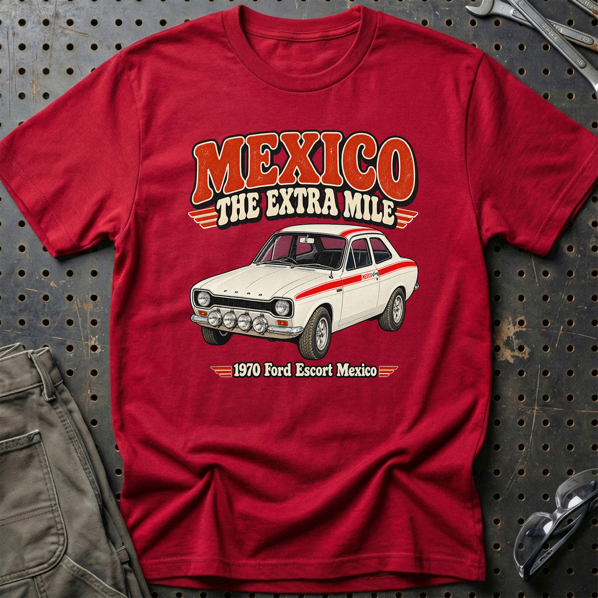 
Ford Escort Mexico 1970 – Mexico the Extra Mile T-Shirt – Rød