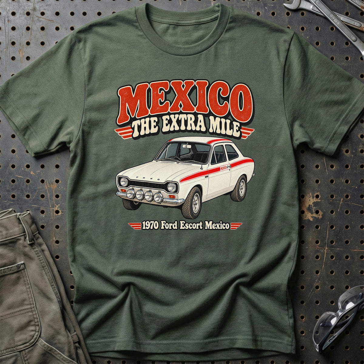 
Ford Escort Mexico 1970 – Mexico the Extra Mile T-Shirt – Grøn Militær