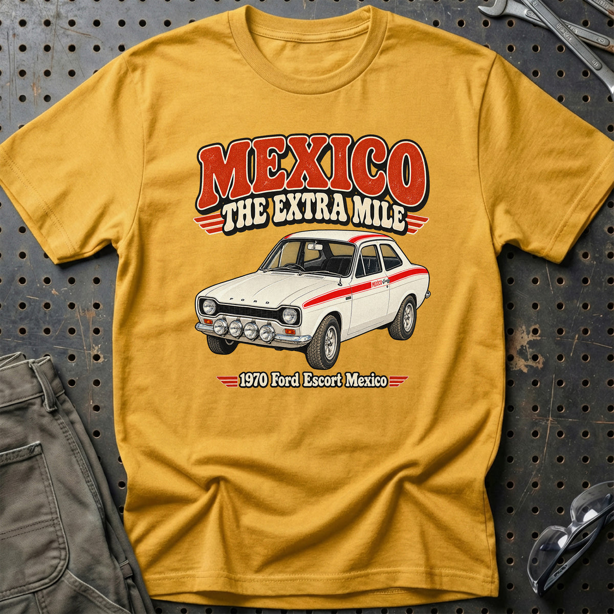 
Ford Escort Mexico 1970 – Mexico the Extra Mile T-Shirt – Guld