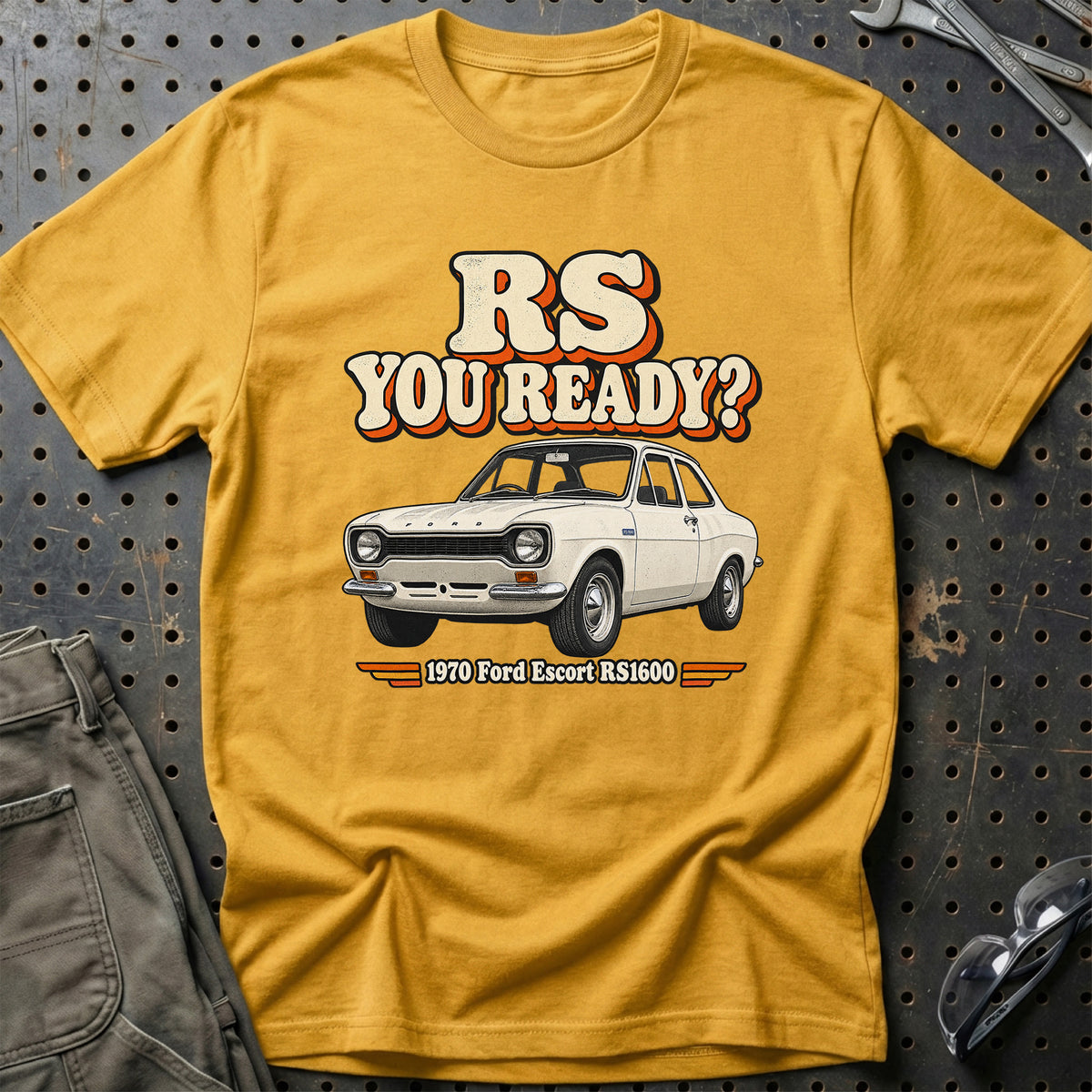 
Ford Escort RS1600 1970 – RS You Ready? T-Shirt – Guld