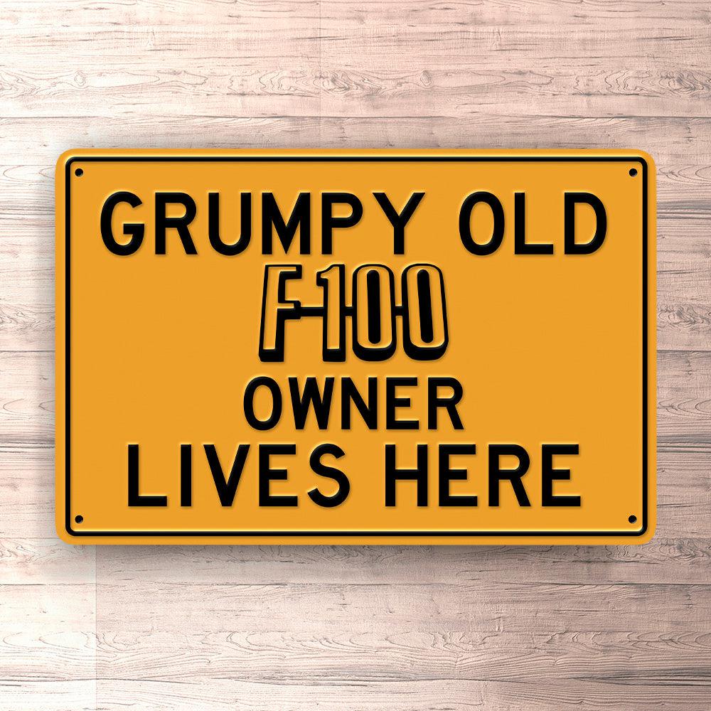 Ford F 100 Grumpy Old Ford F100 Owner Lives Here Skilte, Musemåtte, Dørmåtte , Plakat-Skilte-Ford-Garage Culture Shop- garage - man cave - merchandise