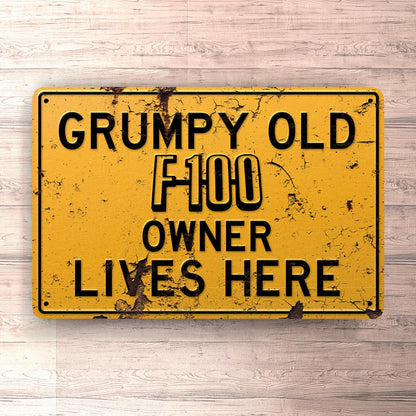 Ford F 100 Grumpy Old Ford F100 Owner Lives Here Skilte, Musemåtte, Dørmåtte , Plakat-Skilte-Ford-Garage Culture Shop- garage - man cave - merchandise