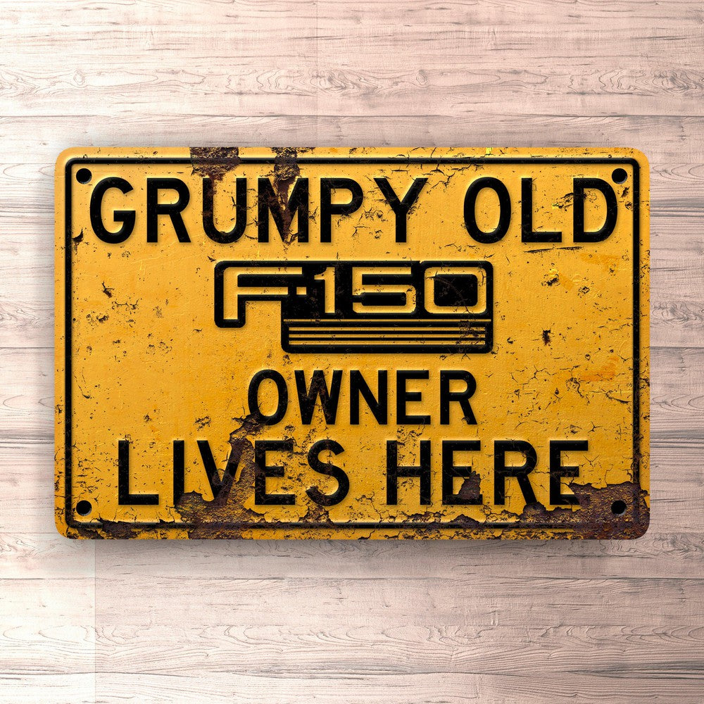 Ford F 150 Grumpy Old Ford F 150 Owner Lives Here Skilte, Musemåtte, Dørmåtte-Skilte-Ford-Garage Culture Shop- garage - man cave - merchandise