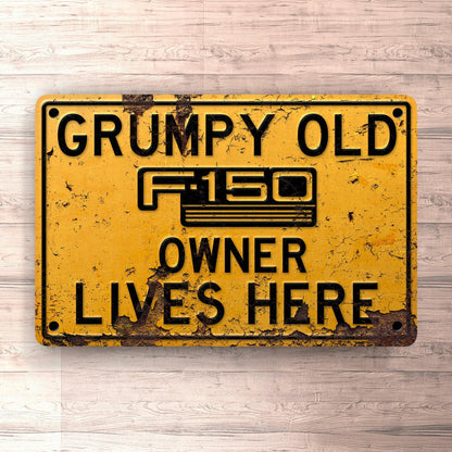 Ford F 150 Grumpy Old Ford F 150 Owner Lives Here Skilte, Musemåtte, Dørmåtte-Skilte-Ford-Garage Culture Shop- garage - man cave - merchandise
