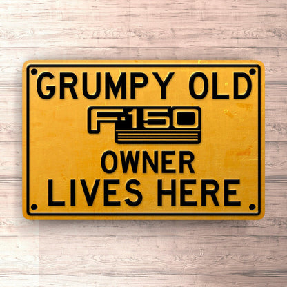 Ford F 150 Grumpy Old Ford F 150 Owner Lives Here Skilte, Musemåtte, Dørmåtte-Skilte-Ford-Garage Culture Shop- garage - man cave - merchandise