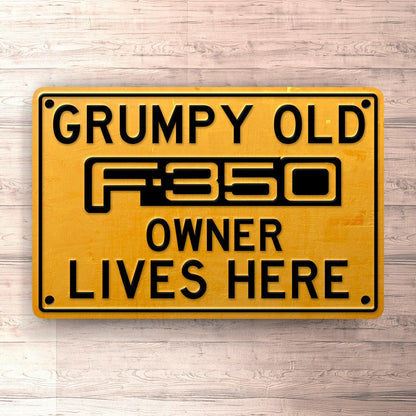 Ford F 350 Grumpy Old Ford F 350 Owner Lives Here Skilte, Musemåtte, Dørmåtte-Skilte-Ford-Garage Culture Shop- garage - man cave - merchandise