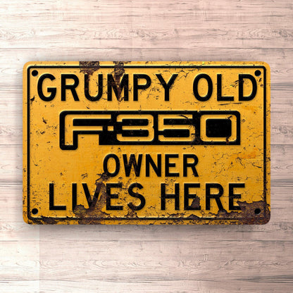 Ford F 350 Grumpy Old Ford F 350 Owner Lives Here Skilte, Musemåtte, Dørmåtte , Plakat-Skilte-Ford-Garage Culture Shop- garage - man cave - merchandise