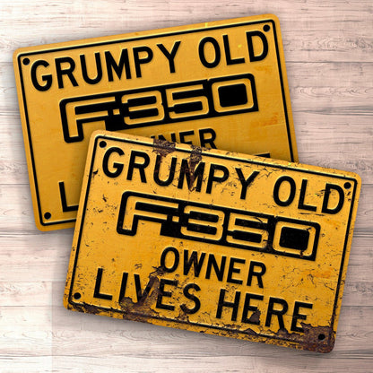Ford F 350 Grumpy Old Ford F 350 Owner Lives Here Skilte, Musemåtte, Dørmåtte , Plakat-Skilte-Ford-Garage Culture Shop- garage - man cave - merchandise