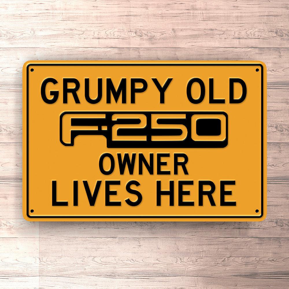 Ford F250 Grumpy Old Ford F250 Owner Lives Here Skilte, Musemåtte, Dørmåtte-Skilte-Ford-Garage Culture Shop- garage - man cave - merchandise