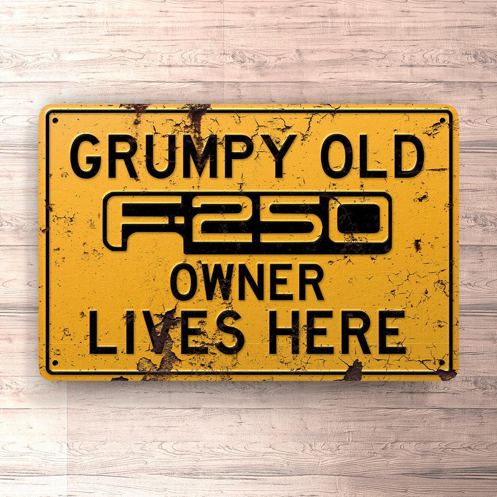 Ford F250 Grumpy Old Ford F250 Owner Lives Here Skilte, Musemåtte, Dørmåtte-Skilte-Ford-Garage Culture Shop- garage - man cave - merchandise