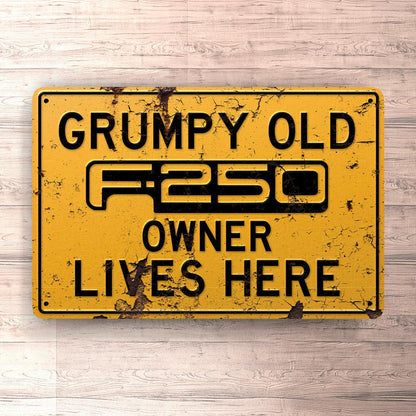 Ford F250 Grumpy Old Ford F250 Owner Lives Here Skilte, Musemåtte, Dørmåtte-Skilte-Ford-Garage Culture Shop- garage - man cave - merchandise