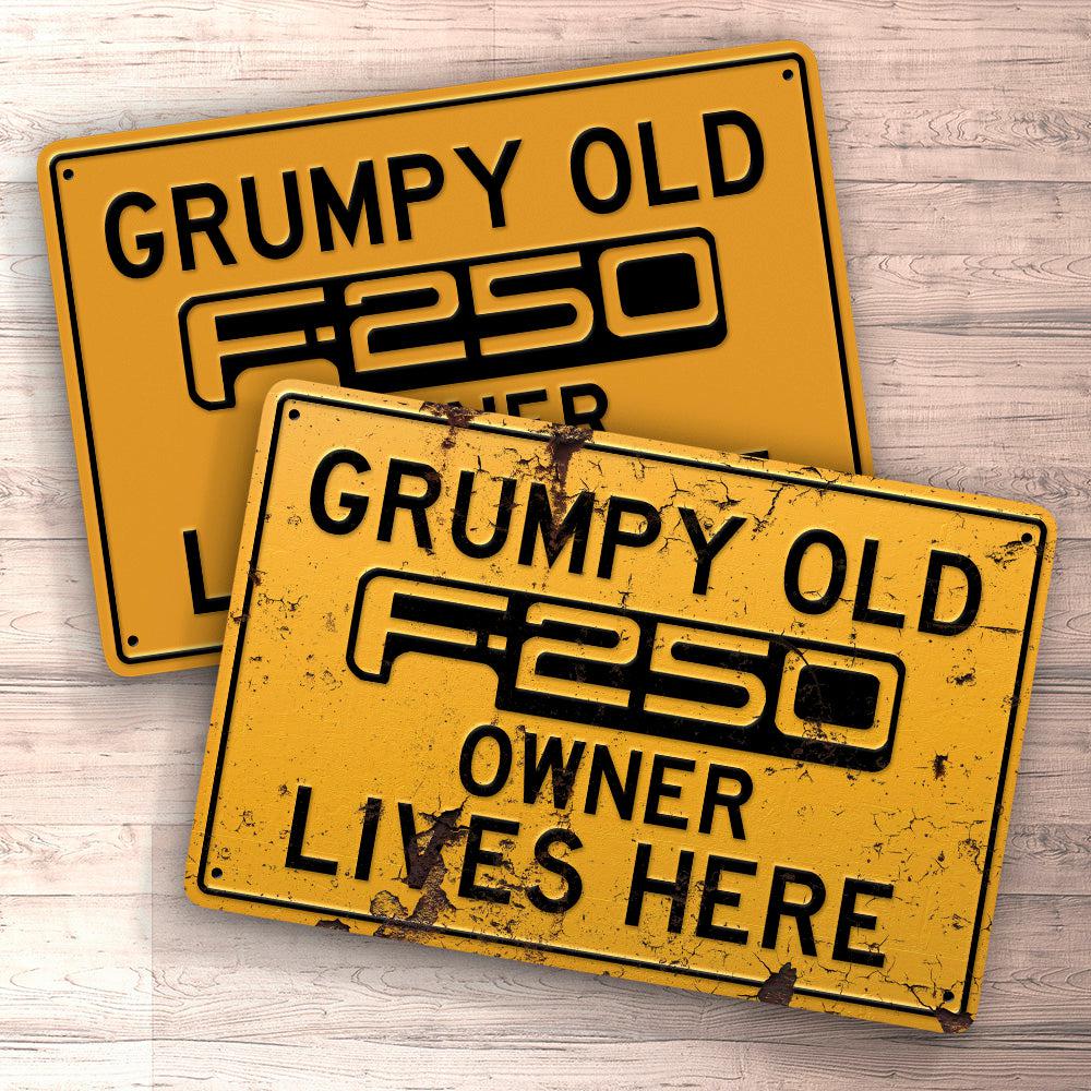 Ford F250 Grumpy Old Ford F250 Owner Lives Here Skilte, Musemåtte, Dørmåtte , Plakat-Skilte-Ford-Garage Culture Shop- garage - man cave - merchandise