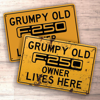 Ford F250 Grumpy Old Ford F250 Owner Lives Here Skilte, Musemåtte, Dørmåtte , Plakat-Skilte-Ford-Garage Culture Shop- garage - man cave - merchandise
