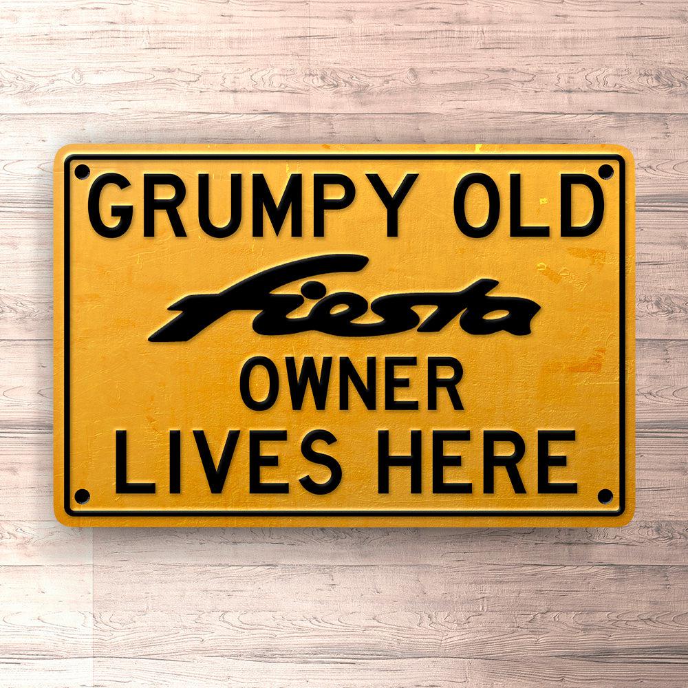 Ford Fiesta Grumpy Old Ford Fiesta Owner Lives Here Skilte, Musemåtte, Dørmåtte-Skilte-Ford-Garage Culture Shop- garage - man cave - merchandise