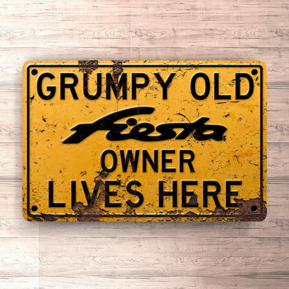 Ford Fiesta Grumpy Old Ford Fiesta Owner Lives Here Skilte, Musemåtte, Dørmåtte , Plakat-Skilte-Ford-Garage Culture Shop- garage - man cave - merchandise